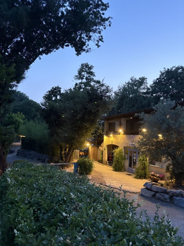 Extérieur du camping 4 étoiles dans le Gard