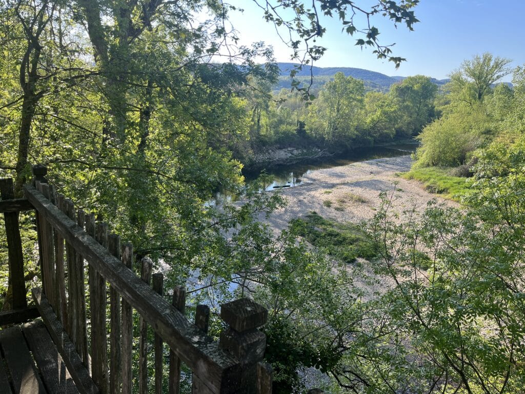 Rivière près du camping 4 étoiles